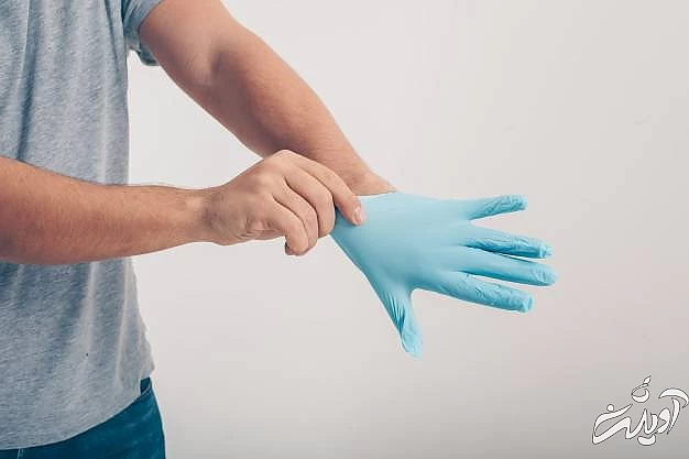 شستن سم روی پوست با آب و دستکش دستکش